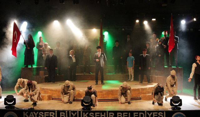 ‘Cumhuriyete Doğru’ Tiyatro Oyunu Kayseri’de Sahnelendi